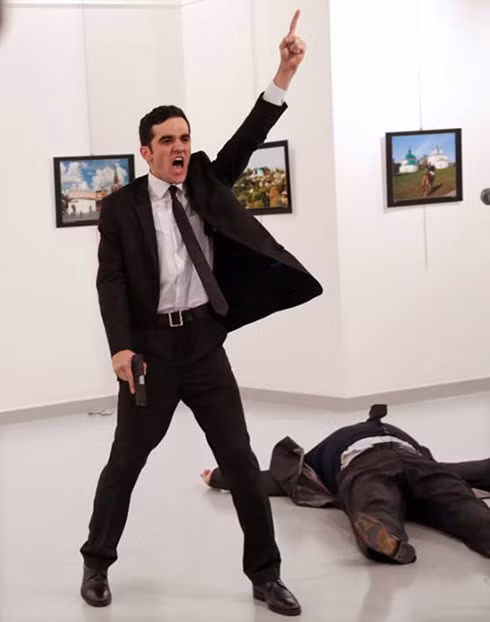 Bức ảnh của nhiếp ảnh gia Burhan Ozbilici đoạt giải World Press Photo 2017 - Ảnh: AP