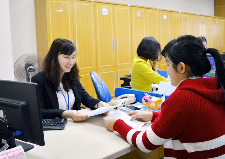 Cán bộ Sở Tư pháp hướng dẫn người dân thực hiện các thủ tục hành chính tại Trung tâm HCC tỉnh.