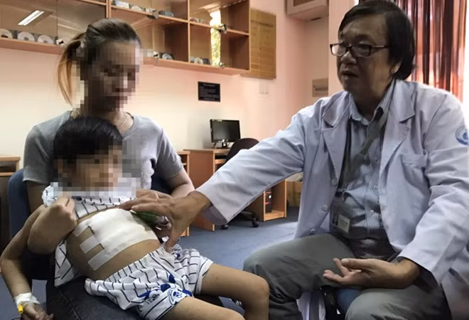 Bác sĩ Hiếu chia sẻ về bệnh thích ăn tóc của bé Thy. Ảnh: Khánh Trung.