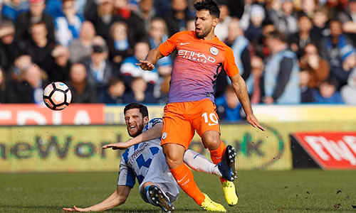 Aguero và đồng đội bất lực trước những đồng nghiệp vô danh, kém tiếng tăm hơn nhiều bên phía Huddersfield. Ảnh: Reuters.