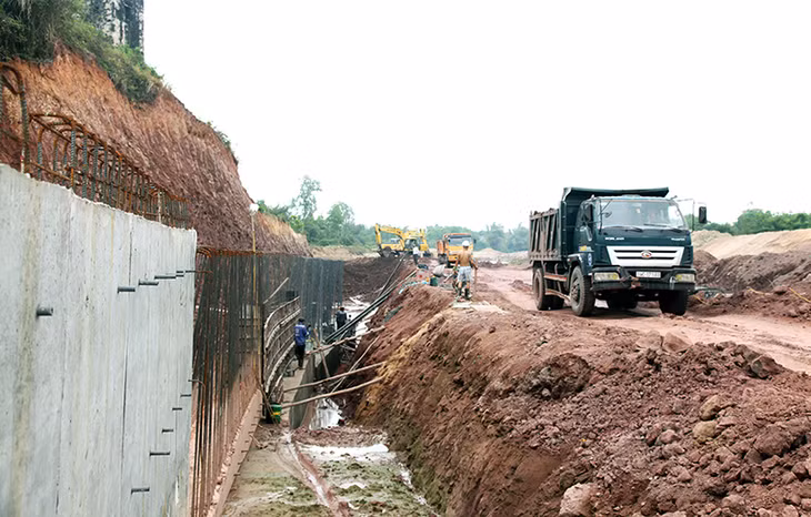 Các dự án liên quan đến sử dụng nguồn vật liệu cát sỏi, cuội suối luôn được huyện Đầm Hà giám sát, kiểm tra chặt chẽ. Trong ảnh: Thi công kè sông Đầm Hà kết hợp đường giao thông.