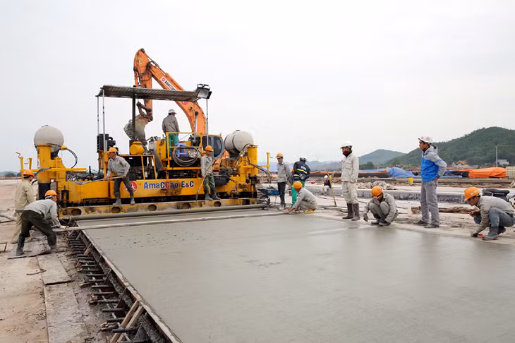 Lớp bê tông mặt đã thực hiện 4.500/90.000m3 bê tông, dự kiến hoàn thành tháng 7-2017.