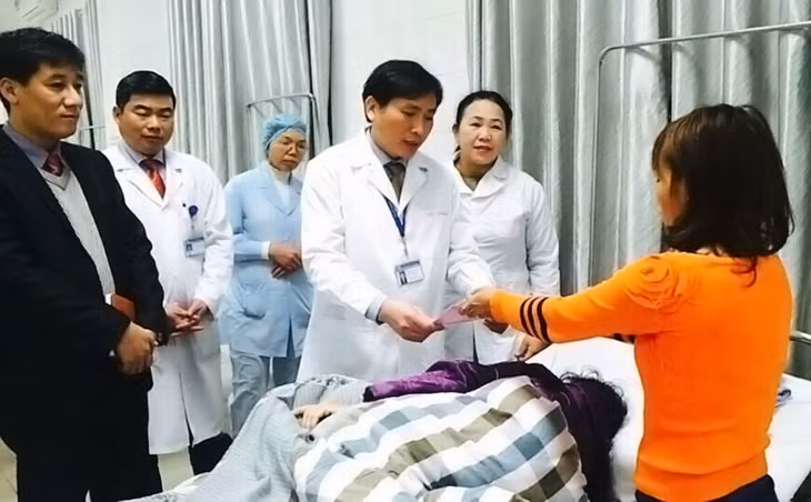 Bác sĩ Vũ Đức Phan thăm hỏi, trao quà Tết cho bệnh nhân điều trị tại Bệnh viện Lao và Phổi tỉnh nhân dịp Tết Nguyên đán 2017.