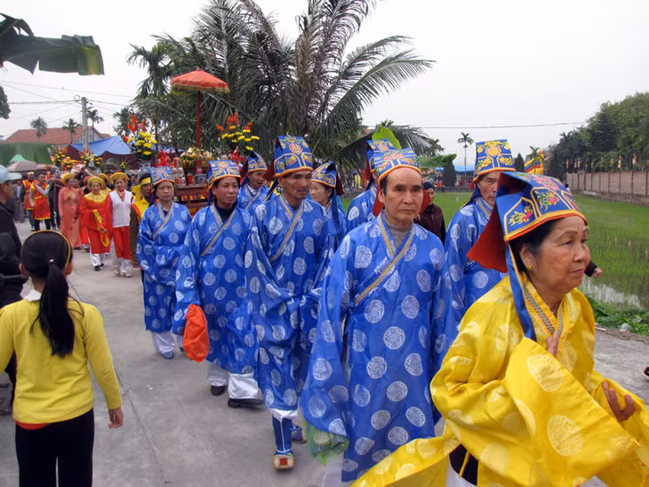 Đúng 8 giờ sáng, đoàn rước kiệu lợn “ông Bồ” được 4 thanh niên trẻ, khoẻ trong làng khênh lên cùng những kiệu mâm xôi, hoa quả của 8 họ và các xóm xuất phát với đội tế đi từ nhà văn hoá thôn vào nhà thờ 8 vị Thuỷ tổ làng Đồn Sơn.