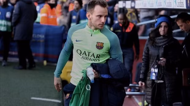  Rakitic đạt thỏa thuận gia hạn thêm 4 năm cùng Barca. Ảnh: SPORT