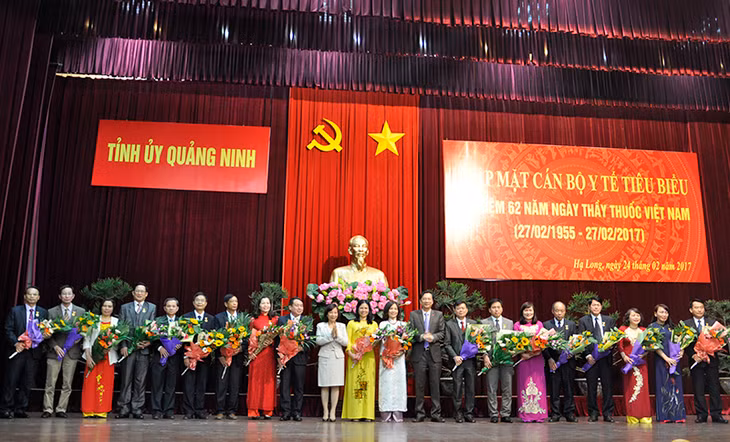 Các đồng chí: Nguyễn Văn Đọc, Bí thư Tỉnh ủy, Chủ tịch HĐND tỉnh, Vũ Thị Thu Thủy, Phó Chủ tịch HĐND tỉnh chúc mừng các cá nhân vinh dự được Chủ tịch nước tặng danh hiệu Thày thuốc ưu tú.