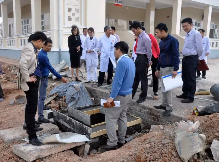 Đoàn giám sát kiểm tra việc thiết kế hệ thống thu gom, xử lý nước thải tại Trung tâm Y tế TX Quảng Yên