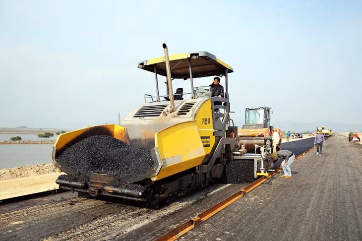 Công trường thi công cao tốc Hạ Long - Hải Phòng: Từ ngày khai xuân 2-2 (mùng 6 Tết), các nhà thầu huy động đông đảo nhân lực, phương tiện tổ chức thi công dỡ tải tại các vị trí đã tắt lún và thảm nhựa nền đường. 
