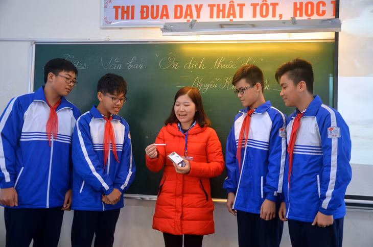 Học sinh lớp 8C, Trường THCS Hồng Hải (TP Hạ Long) được giáo viên tuyên truyền về tác hại của thuốc lá.