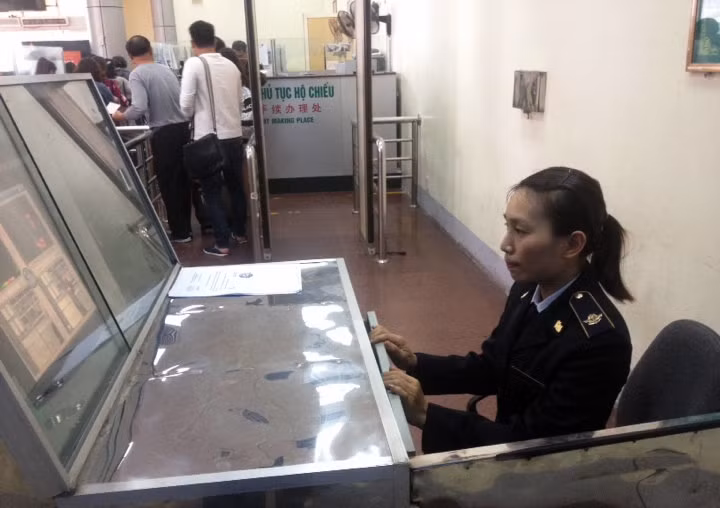 Cán bộ Trung tâm Kiểm dịch Y tế quốc tế - Quảng Ninh điều khiển máy đo thân nhiệt tại Cửa khẩu quốc tế Móng Cái.