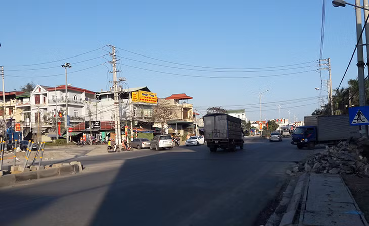 Điểm giao cắt giữa đường Bái Tử Long với QL18A để xuống khu vực Bến Do tiềm ẩn nguy cơ mất ATGT rất cao.