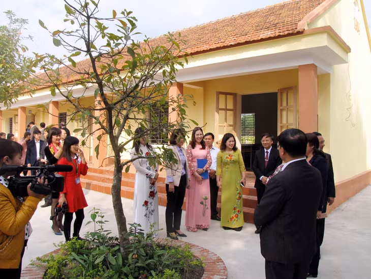 Dãy lớp học 3 gian được xây dựng lại làm thư viện và phòng tin học của nhà trường.