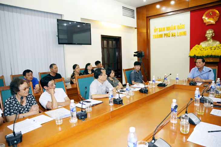 Lãnh đạo TP Hạ Long đối thoại, giải quyết khiếu nại đối với đại diện một số hộ dân khu chung cư 3 tầng, phường Bạch Đằng (tháng 9-2016). Ảnh: Đỗ Phương