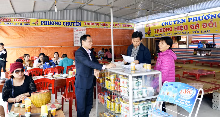 Chi cục An toàn vệ sinh thực phẩm (Sở Y tế) kiểm tra tại cơ sở kinh doanh gà đồi nướng Phương Chuyên (khu vực chùa Lôi Âm, phường Đại Yên, TP Hạ Long).