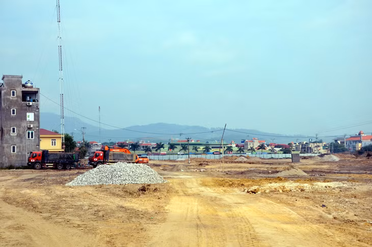 Dự án đầu tư xây dựng kinh doanh hạ tầng khu đô thị mới Yên Thanh đã được Công ty CP Đầu tư xây dựng Việt Long tiến hành san gạt mặt bằng.