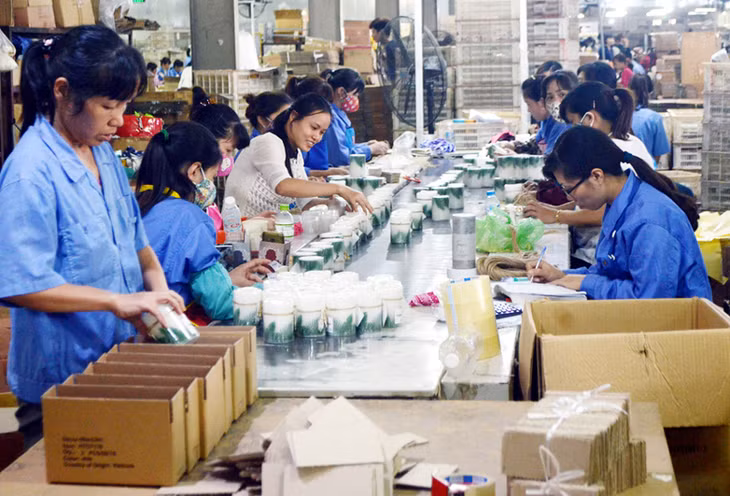 CNLĐ Công ty TNHH MTV Nến AIDI Việt Nam tích cực sản xuất ngay từ ngày đầu năm mới Đinh Dậu.