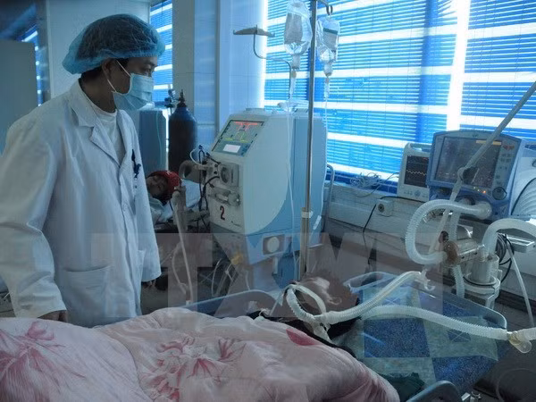 Một nạn nhân nguy cơ tử vong cao, đang được cấp cứu tại Bệnh viện Đa khoa tỉnh Lai Châu.( Ảnh: Công Hải/TTXVN)
