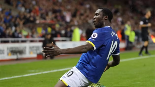  Lukaku ở tuổi 23 và đã sánh vai với huyền thoại Everton.