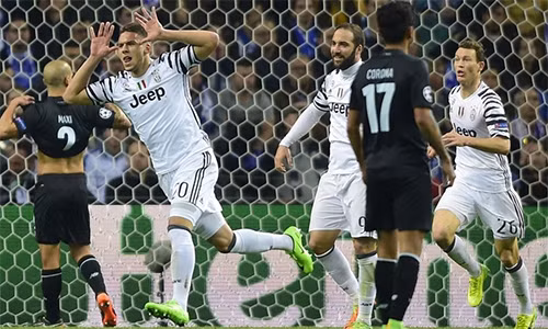 Pjaca (trái) ghi bàn đầu tiên trong màu áo Juventus, góp công mang về lợi thế lớn cho "Lão Bà" trước trận lượt về. Ảnh: UEFA.