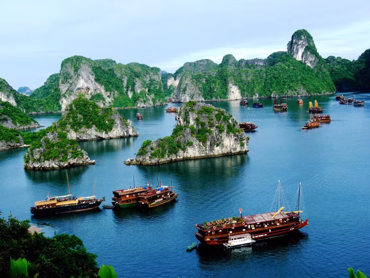 3. Vịnh Hạ Long. Vịnh nhỏ thuộc phần bờ Tây vịnh Bắc Bộ tại khu vực biển Đông Bắc Việt Nam, bao gồm vùng biển đảo thuộc thành phố Hạ Long, thành phố Cẩm Phả và một phần huyện đảo Vân Đồn của tỉnh Quảng Ninh. Năm 2015, vịnh Hạ Long cùng với đảo Cát Bà tạo thành một trong 21 khu du lịch quốc gia đầu tiên ở Việt Nam. Ảnh: Vinhhalong.