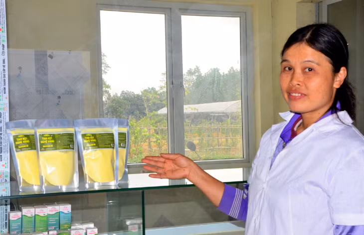 Sản phẩm tinh bột nghệ được trưng bày, giới thiệu tại cửa hàng của đơn vị.