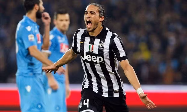  Martin Caceres sắp chuyển đến Southampton