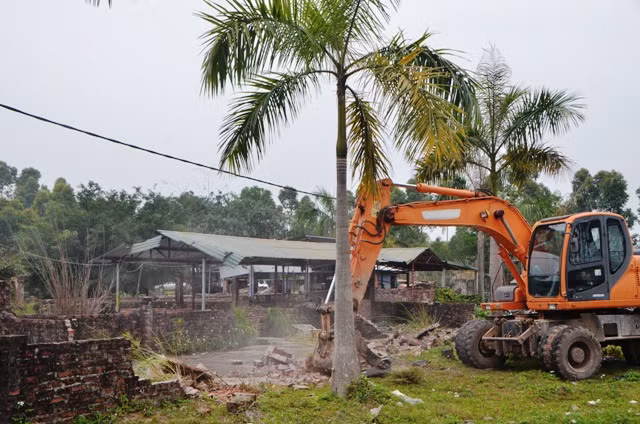 Lực lượng chức năng tiến hành san gạt, lấy mặt bằng phục vụ dự án.