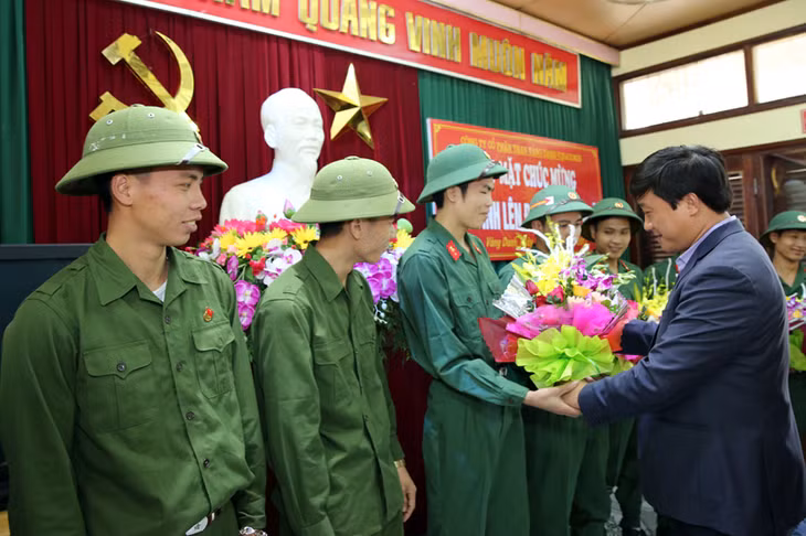 Lãnh đạo Công ty Than Vàng Danh tặng hoa động viên các công nhân lên đường nhập ngũ.