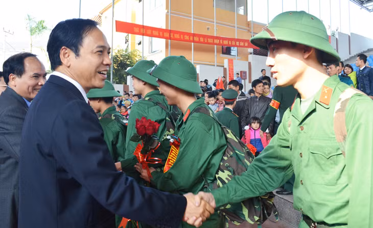 Đồng chí Phó Chủ tịch thường trực UBND tỉnh Đặng Huy Hậu tiễn 176 tân binh Uông Bí lên đường nhập ngũ