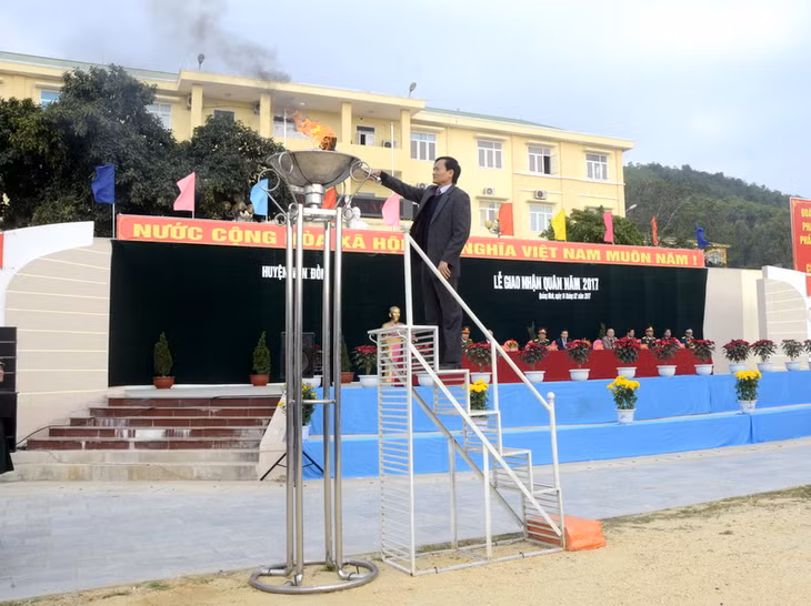 Đồng chí Đoàn Văn Chỉnh, Bí thư Huyện ủy Vân Đồn thắp lên ngọn lửa truyền thống động viên các tân binh của huyện lên đường nhập ngũ đợt này