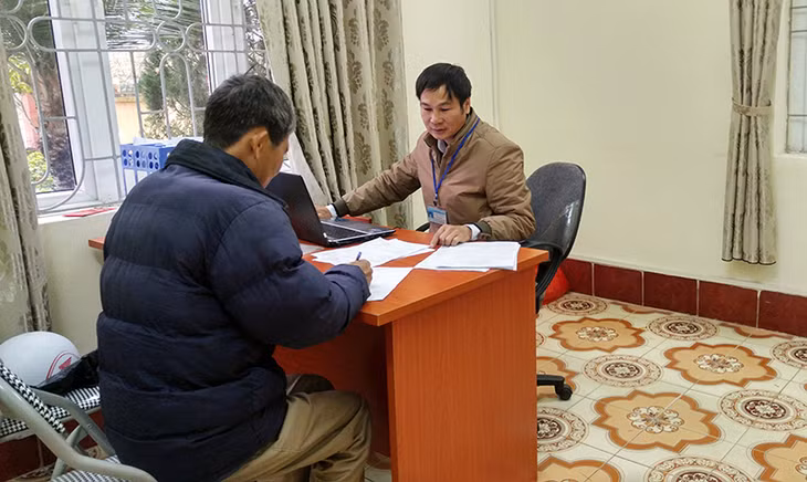 Cán bộ Văn phòng Đăng ký quyền sử dụng đất huyện Đầm Hà hướng dẫn người dân về thủ tục cấp GCNQSDĐ.