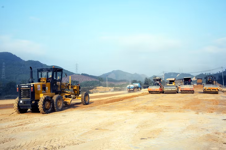 Cao tốc Hạ Long - Vân Đồn: Đang tập trung đẩy nhanh tiến độ thi công nền của 9 gói thầu đường, sẵn sàng thảm mặt đường vào tháng 7-2017...