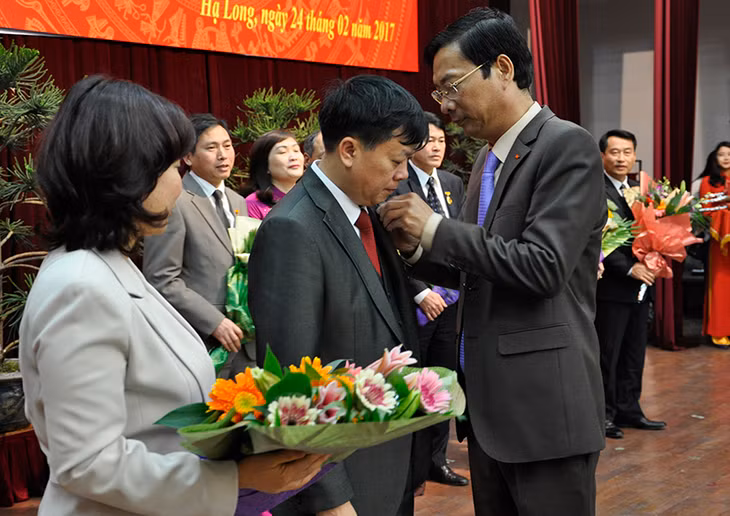 Thừa ủy quyền của Chủ tịch nước, Bí thư Tỉnh ủy trao danh hiệu Thày thuốc ưu tú cho các cá nhân có thành tích xuất sắc trong sự nghiệp chăm sóc sức khỏe toàn dân.