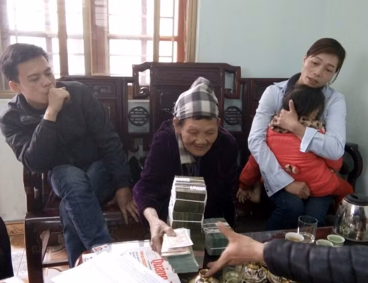 Gia đình bà Lý Thị Ba, thôn Đồng Lá, xã Hòa Bình, huyện Hoành Bồ nhận tiền đền bù, bàn giao mặt bằng cho Dự án.