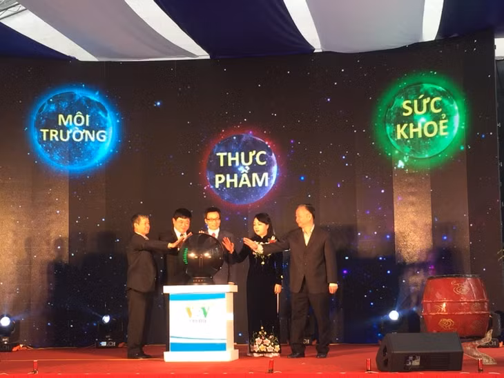 Phó Thủ tướng Vũ Đức Đam cùng lãnh đạo Bộ Y tế, Đài Tiếng nói Việt Nam ấn nút phát sóng kênh Sức khoẻ và An toàn thực phẩm.