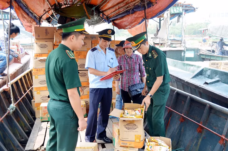 Hải quan Cửa khẩu Móng Cái phối hợp với lực lượng biên phòng kiểm tra hàng hoá và phương tiện chở hàng hoá XNK qua sông Ka Long.
