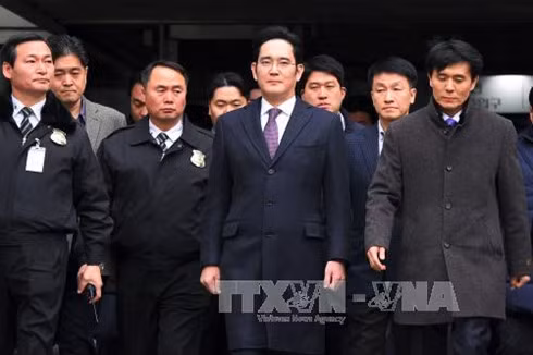 Phó Chủ tịch Tập đoàn Samsung Lee Jae-yong (giữa) rời khỏi Tòa án Seoul ngày 18/1. Ảnh: AFP/TTXVN