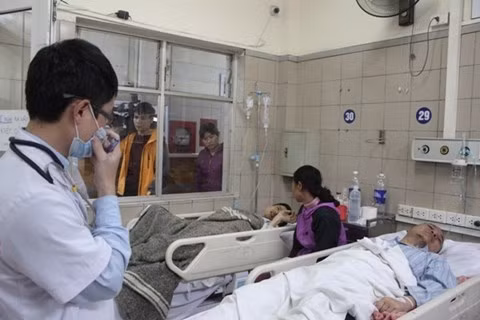 Bệnh nhân bị ngộ độc paraquat đang điều trị tại Trung tâm chống độc, Bệnh viện Bạch Mai.