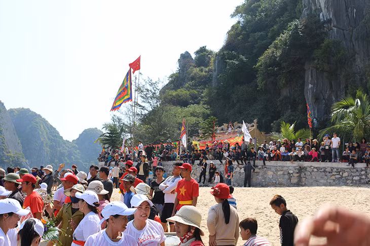 Lễ hội đền Bà Men ngày càng thu hút nhiều du khách.