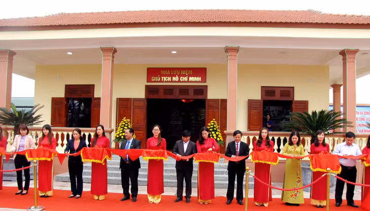Các đại biểu cắt băng khánh thành Nhà lưu niệm Chủ tịch Hồ Chí Minh.