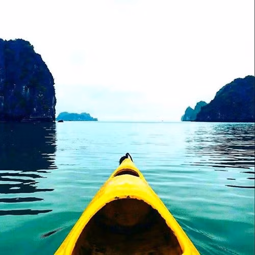  Ngoài ra, anh chàng còn tới vịnh Hạ Long thăm quan. Ảnh: Anh chèo thuyền kayak để ngắm cảnh thiên nhiên đẹp ở Hạ Long, một địa điểm du lịch nối tiếng ở Việt Nam. Ảnh BO 