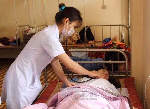 Các y bác sĩ thăm khám cho các nữ tu.