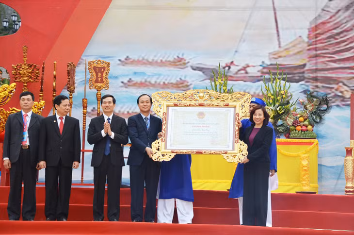 Đồng chí Vũ Thị Thu Thủy, Phó Chủ tịch UBND tỉnh trao tặng Bằng công nhận di 