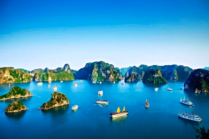 9. Vịnh Hạ Long. Vịnh nhỏ thuộc phần bờ Tây vịnh Bắc Bộ tại khu vực biển Đông Bắc Việt Nam, bao gồm vùng biển đảo thuộc thành phố Hạ Long, thành phố Cẩm Phả và một phần huyện đảo Vân Đồn của tỉnh Quảng Ninh. Nó được giới hạn trong diện tích khoảng 1.553 km2 bao gồm 1.969 hòn đảo lớn nhỏ, phần lớn là đảo đá vôi, trong đó vùng lõi của vịnh có diện tích 335 km2 quần tụ dày đặc 775 hòn đảo.