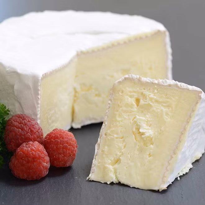 Phô mai mềm và các thực phẩm chế biến sẵn là nơi ẩn náu rất nhiều vi khuẩn Listeria. Ảnh: Guormet Food Store.