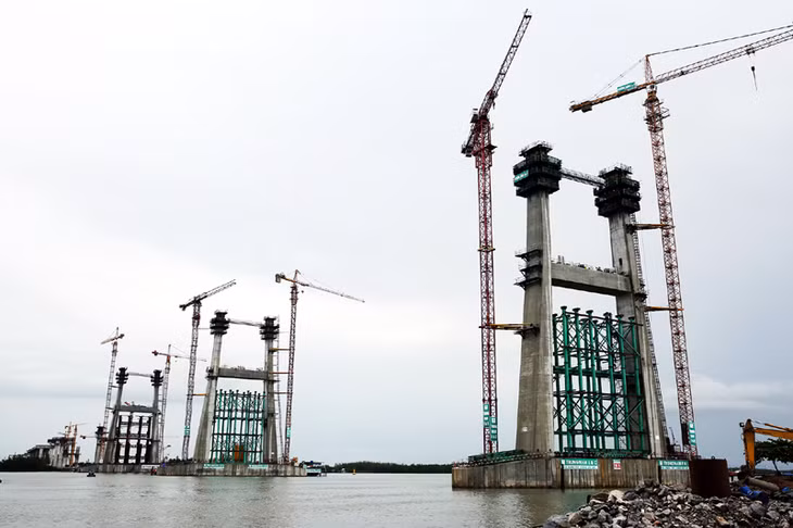 Cầu Bạch Đằng: Các cầu và đường dẫn đang tập trung lao lắp dầm, thi công nền; hiện 3 trụ tháp của cầu chính đã đúc sang đốt 19/24. 