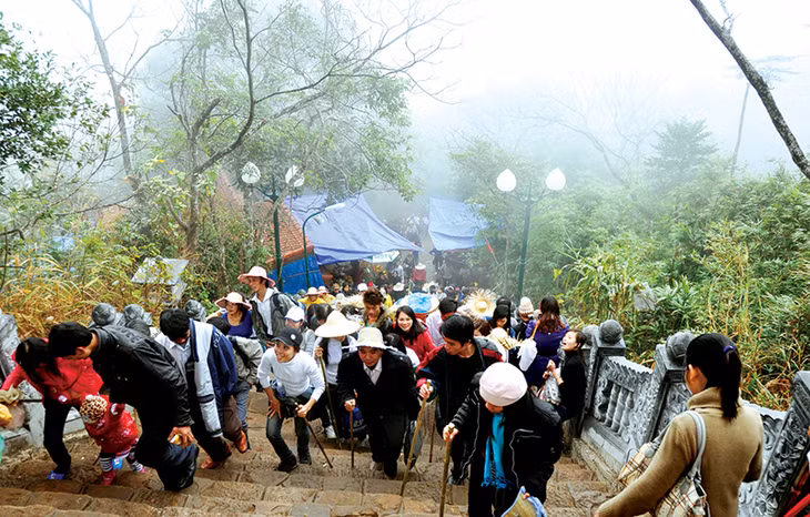 Theo các quy định về thực hiện nếp sống văn hóa, văn minh trong lễ hội, người tham gia lễ hội cần mặc trang phục lịch sự, phù hợp với thuần phong mỹ tục và ứng xử có văn hóa. Trong ảnh: Du khách thập phương trảy hội Yên Tử. Ảnh: Phạm Học