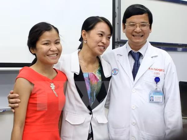 Niềm vui và hạnh phúc của bác sĩ và hai bệnh nhân ghép thận đổi chéo. (Ảnh: Phương Vy/TTXVN)