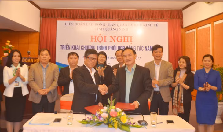 Lãnh đạo LĐLĐ tỉnh và Ban Quản lý KKT tỉnh ký kết chương trình phối hợp năm 2017
