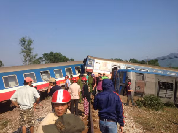  Đầu máy và 4 toa tàu văng khỏi đường ray, nhiều toa nằm vuông góc với ray. Ảnh: Vương Gia.